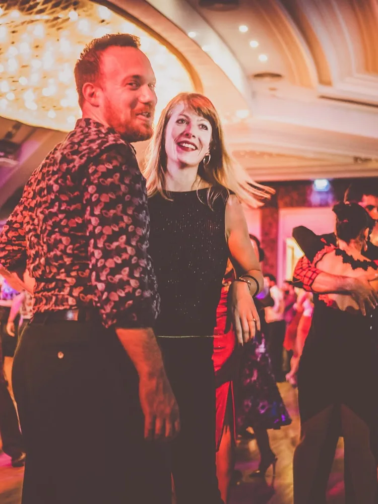 Kadıköy'de bir tango gecesinde dans eden çift